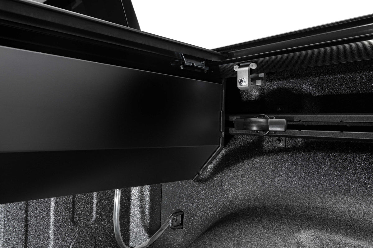 Retrax RETRAXONE MX | Manual Polycarbonate Retractable Bed Cover | RAM 1500 DT 5'7 Crew Cab w/RAMBOX (2021+)