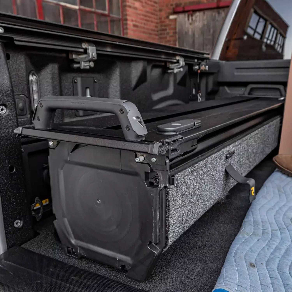 RealTruck RetraxPRO EZ-OFF FRC-4000 Retractable Manual Tonneau Cover w/T-Slot Rails | Ford F-150 5'5" Bed (2021+)