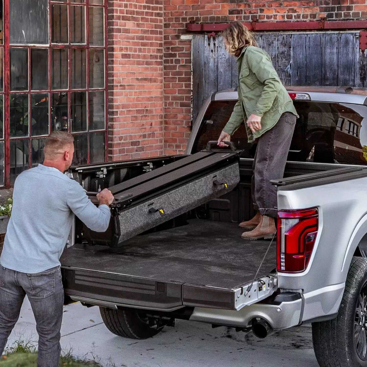 RealTruck RetraxPRO EZ-OFF FRC-4000 Retractable Manual Tonneau Cover w/T-Slot Rails | Chevrolet Silverado 2500 6'10 Bed (2023