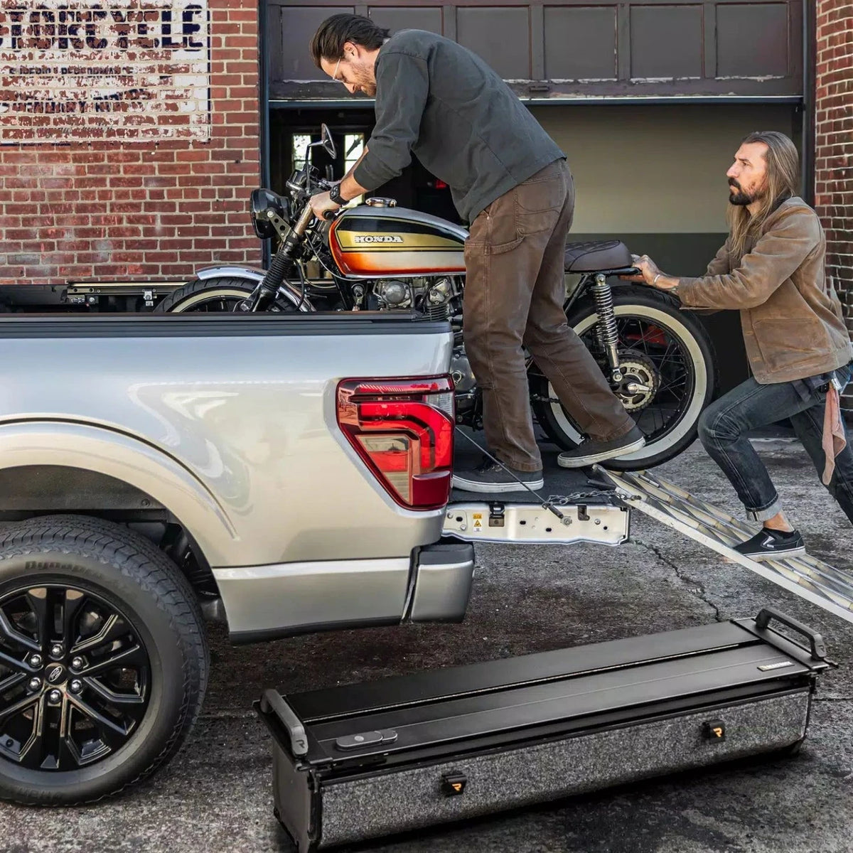 RealTruck RetraxPRO EZ-OFF FRC-4000 Retractable Manual Tonneau Cover w/T-Slot Rails | RAM 1500 DT 5'7" Bed w/rambox (2019+)