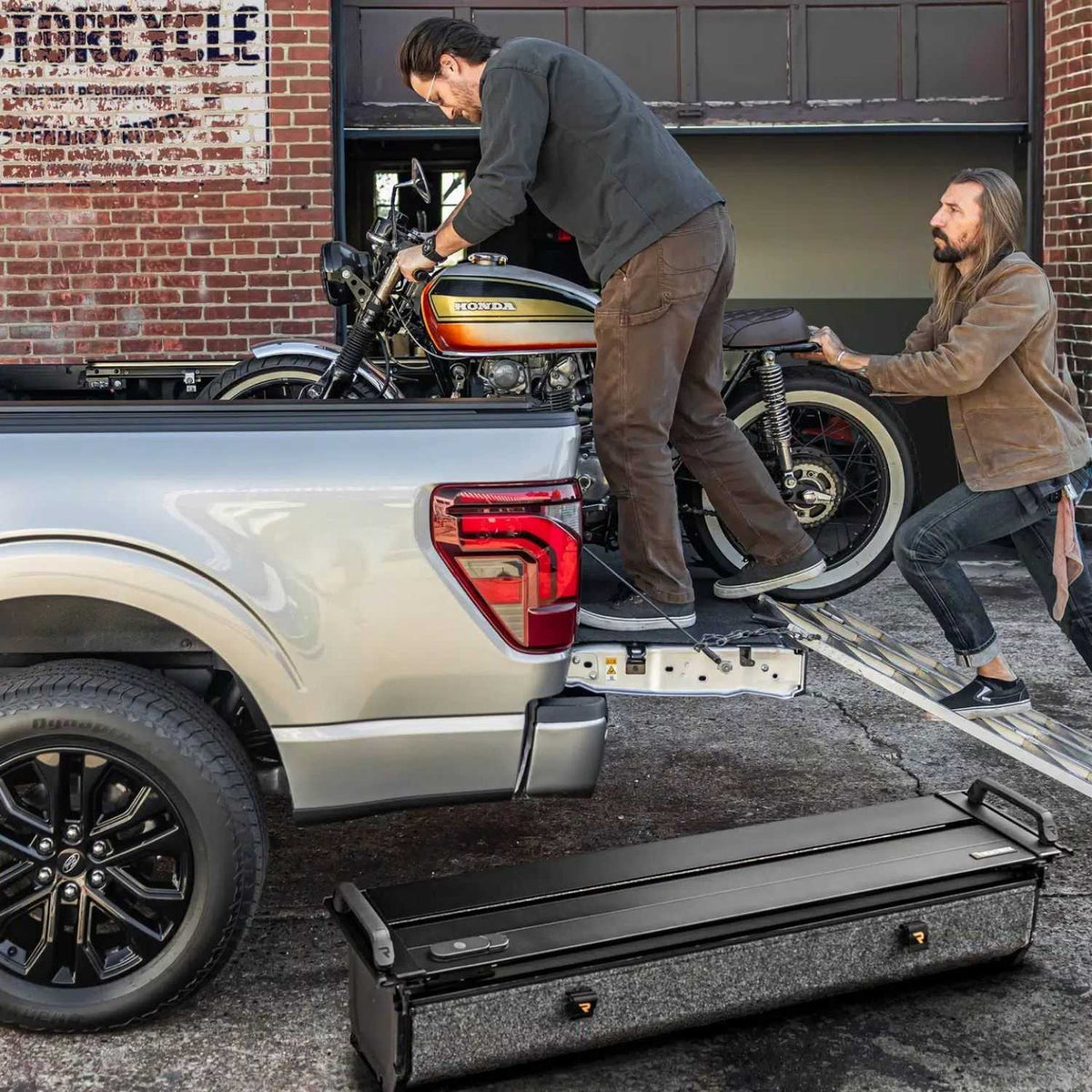RealTruck RetraxPRO EZ-OFF FRC-4000 Retractable Manual Tonneau Cover w/T-Slot Rails | Ford F-150 5'5" Bed (2021+)