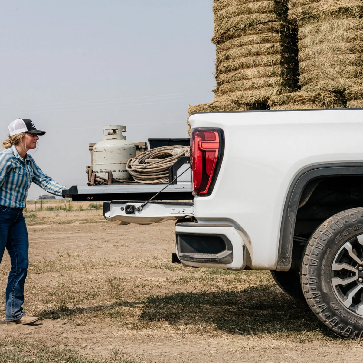 DECKED CargoGlide Full Width Truck Bed Slide for 6'9 American Truck Tub
